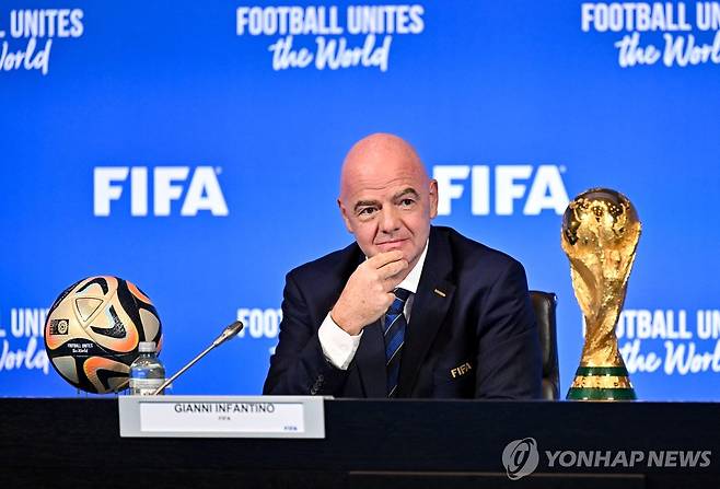 FIFA 평의회 참석하는 인판티노 회장 (취리히 로이터=연합뉴스) 4일(현지시간) 스위스 취리히에서 잔니 인판티노 국제축구연맹(FIFA) 회장이 평의회에 참석하고 있다. FIFA는 이날 2030년 FIFA 월드컵이 아프리카와 유럽, 남미 등 3개 대륙에서 개최된다고 밝혔다. 2023.10.05 danh2023@yna.co.kr