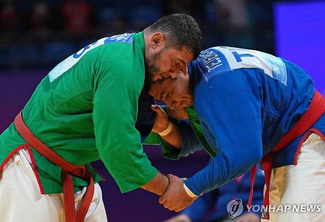 도핑 테스트에서 양성 반응 보인 테예노프(오른쪽) [신화=연합뉴스 자료사진]