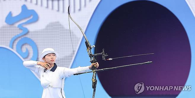 리커브 여자 단체전 결승, 과녁 조준하는 임시현 (항저우=연합뉴스) 류영석 기자 = 6일 중국 항저우 푸양 인후 스포츠센터에서 열린 2022 항저우 아시안게임 양궁 리커브 여자 단체전 결승, 한국과 중국의 경기에서 임시현이 화살을 쏘고 있다. 2023.10.6 ondol@yna.co.kr