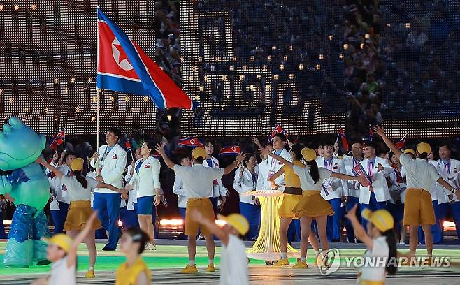 아시안게임에 등장한 북한 국기  (항저우=연합뉴스) 홍해인 기자 = 중국 항저우 올림픽 스포츠센터 스타디움에서 열린 2022 항저우 아시안게임 개회식에서 기수 방철미(복싱)와 박명원(사격)을 필두로 북한 선수단이 입장하고 있다. 2023.9.23 hihong@yna.co.kr