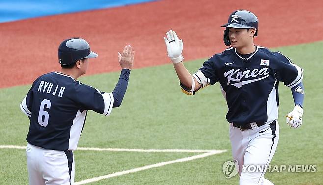 김주원 '첫 타석부터 투런 홈런' (사오싱[중국]=연합뉴스) 김인철 기자 = 6일 중국 저장성 항저우 인근 사오싱 야구·소프트볼 스포츠센터 제1구장에서 열린 2022 항저우 아시안게임 야구 슈퍼라운드 2차전 한국과 중국의 경기. 2회초 무사 1루 한국 김주원이 우월 투런 홈런을 치고 하이파이브를 하고 있다. 2023.10.6 yatoya@yna.co.kr