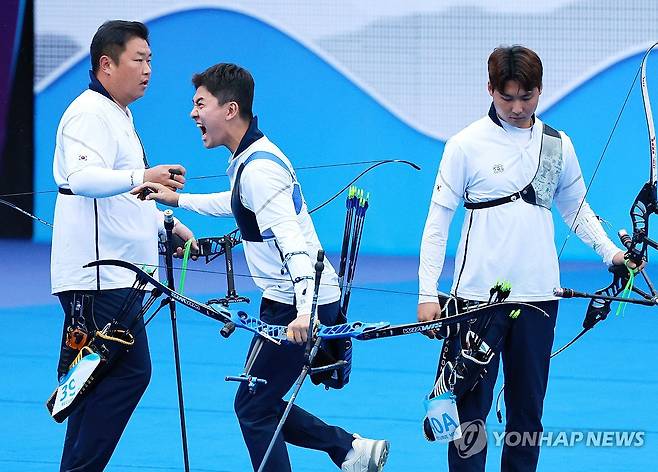 첫발이 좋아! (항저우=연합뉴스) 홍해인기자 = 김제덕이 6일 중국 항저우 푸양 인후 스포츠센터에서 열린 2022 항저우 아시안게임 양궁 리커브 남자 단체전 결승, 인도와의 경기에서 10점을 쏘고 환호하고 있다. 2023.10.6 hihong@yna.co.kr