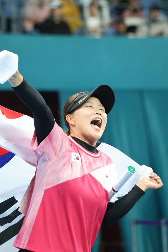 문혜경이 항저우 아시안게임 소프트테니스 여자 단식 우승을 확정지은 뒤 환호하고 있다. 대한소프트테니스협회 제공