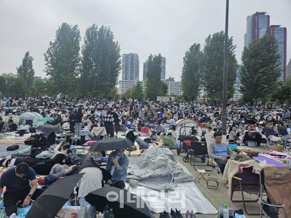 서울 여의도의 한강공원에는 7일 오후 7시 20분부터 있을 불꽃쇼를 기다리는 사람들로 붐볐다.(사진=이영민 기자)