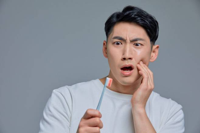 현직 치과의사가 말하는 '충치를 부르는 최악의 실수들'을 소개한다. [사진=게티이미지뱅크]