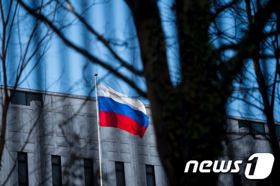 러시아 국기가 휘날리는 워싱턴의 러시아 대사관 모습이 보인다. ⓒ AFP=뉴스1 ⓒ News1 우동명 기자