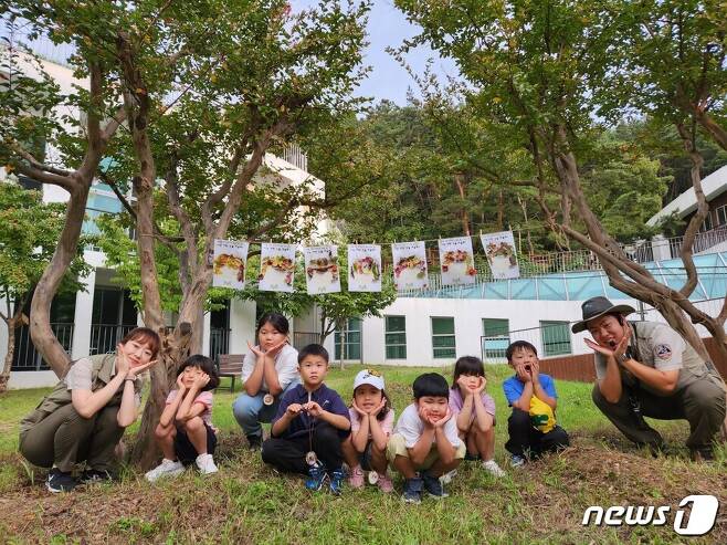 옴천초등학교(교장 김대성)- 학생들이 최근 지리산생태탐방원과 인근 사찰을 거닐며 생태체험을 한 뒤 기념사진 찍고 있다.(전남교육청 제공)/뉴스1