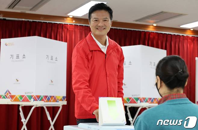 김태우 국민의힘 강서구청장 보궐선거 후보가 6일 오후 서울 강서구 발산1동 주민센터에 마련된 사전투표소에서 투표를 하고 있다. 2023.10.6/뉴스1 ⓒ News1 김성진 기자