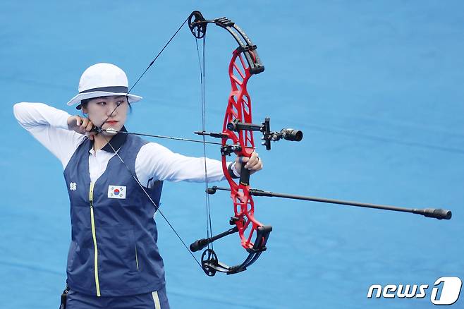 7일 오전 중국 항저우 푸양 인후 스포츠센터 양궁장에서 열린 2022 항저우 아시안게임 양궁 컴파운드 여자 개인전 인도와의 결승에서 대한민국 소채원이 활시위를 당기고 있다. 소채원은 이날 경기에서 인도의 조띠 수레카 벤남에게 패해 은메달을 확정지었다. 2023.10.7/뉴스1 ⓒ News1 민경석 기자