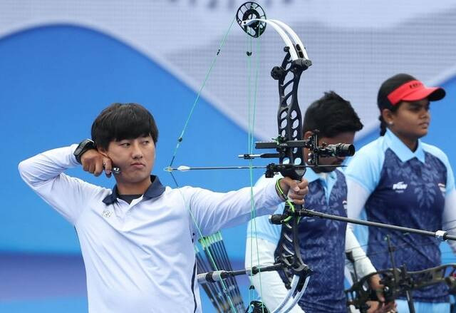 4일 중국 항저우 푸양 인후 스포츠센터에서 열린 2022 항저우 아시안게임 양궁 혼성 컴파운드 결승에서 주재훈이 은메달을 획득했다. /항저우=뉴시스