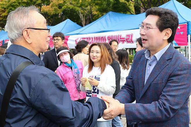 7일 열린 수지나눔문화축제에서 시민들과 소통하고 있는 이상일 시장.ⓒ