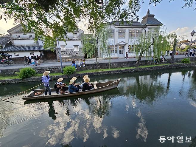 일본 오카야마현 구라시키의 시내 중심가에는 작은 개울이 흐른다. 수양버들 가지가 늘어진 아치형 다리 위에서는 관광객들이 나룻배를 향해 손을 흔들어준다.17세기 그림 속 에도시대 모습이 그대로 살아난 듯한 풍경이다.