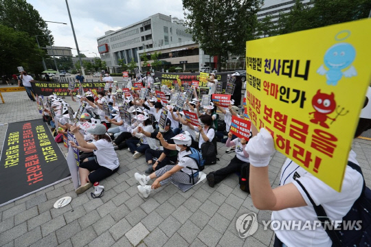 백내장 미지급 보험금 피해자들이 지난해 6월 서울 용산구 대통령 집무실 앞에서 집회를 열고 백내장 미지급 보험금 지급을 촉구하고 있다. [사진=연합뉴스]