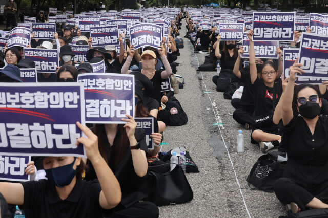 지난달 4일 오후 서울 영등포구 국회의사당 앞에서 서울 서초구 초등학교 사망교사 49재 추모 집회에서 참가자들이 구호를 외치고 있다. 류우종 기자 wjryu@hani.co.kr