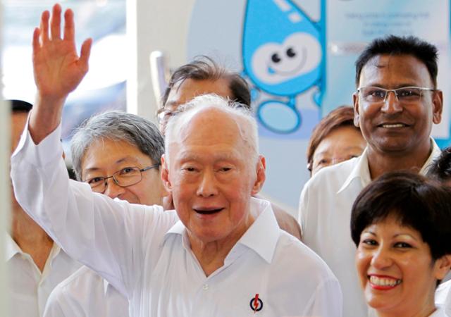 2011년 4월 리콴유(가운데) 전 싱가포르 총리가 싱가포르에서 지지자들에게 손을 흔들며 인사하고 있다. 싱가포르=로이터 연합뉴스