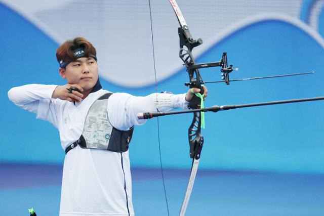 이우석이 7일 중국 항저우 푸양 인후 스포츠센터 양궁장에서 열린 2022 항저우 아시안게임 양궁 리커브 남자 개인 동메달 결정전에서 활시위를 놓고 있다. 이우석은 이날 경기에서 카자흐스탄의 압둘린 일파트를 상대로 승리를 거둬 동메달을 획득했다. 항저우=뉴스1