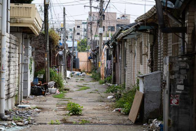 지난달 21일 인천 부평구 영단주택 단지에 곧게 뻗은 골목길 양 옆으로 단층 주택이 줄줄이 보인다. 이한호 기자