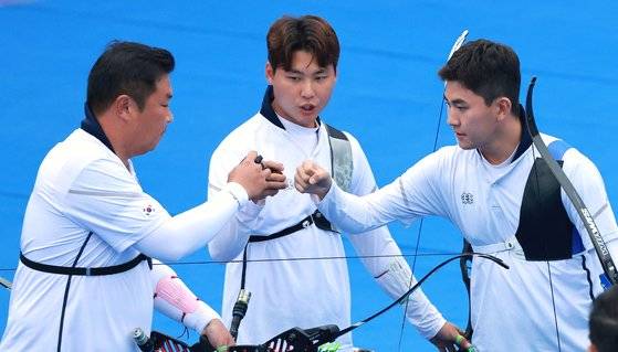 13년 만의 남자 단체전 금메달을 합작한 오진혁, 이우석, 김제덕(왼쪽부터). 연합뉴스