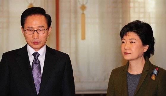 2011년 12월 22일 청와대에서 열린 여.야 대표회동에서 당시 이명박 대통령과 박근혜 한나라당(국민의힘 전신) 비상대책위원장이 어색한 표정으로 함께 서 있다. 청와대 사진기자단