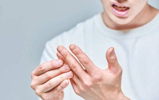 사람 몸에서 뼈와 인대, 힘줄, 연골 등은 유기적으로 얽혀있다. 어느 한 곳에 문제가 생기면 도미노처럼 무너져 손상으로 이어지게 된다. 그래서 사람 뼈의 절반 이상이 몰려있는 손과 발은 '운동의 계절' 가을에 특히 부상 위험이 크다. [중앙포토]
