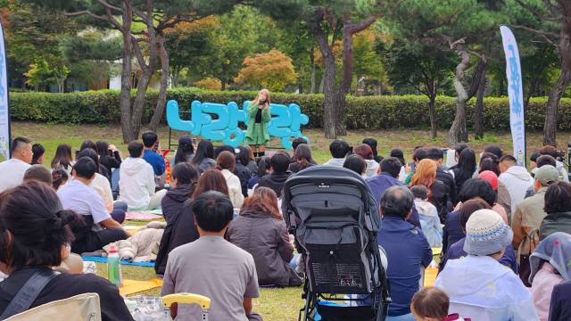 ▲ ‘나랑노랑 강원에서 즐기는 음악여행’이 7일 오후 박수근미술관 잔디밭에서 열려 이보람&김연지(씨야)가 공연했다.