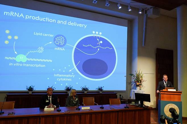 노벨위원회가 현지시각 2일 노벨생리의학상 수상자를 발표하고 있다.