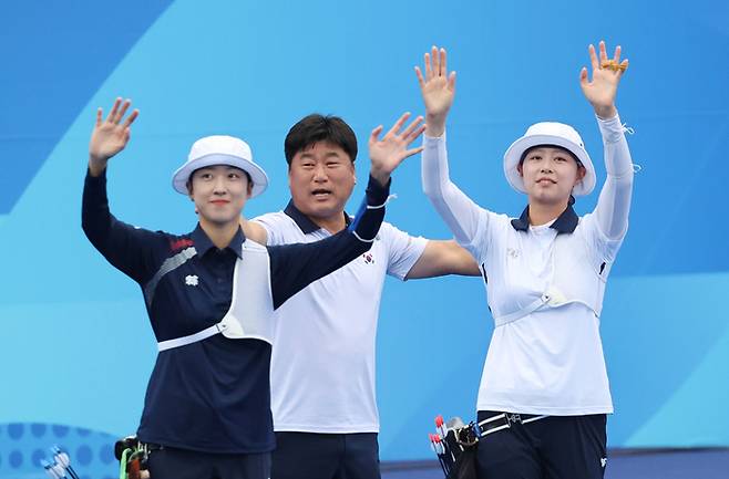 양궁 리커브 대표팀 임시현(오른쪽)이 7일 중국 항저우 푸양 인후 스포츠센터에서 열린 2022 항저우 아시안게임 양궁 리커브 여자 개인 결승전 한국 안산과의 경기에서 승리해 금메달을 획득한 뒤 인사하고 있다. 2023.10.7 연합뉴스