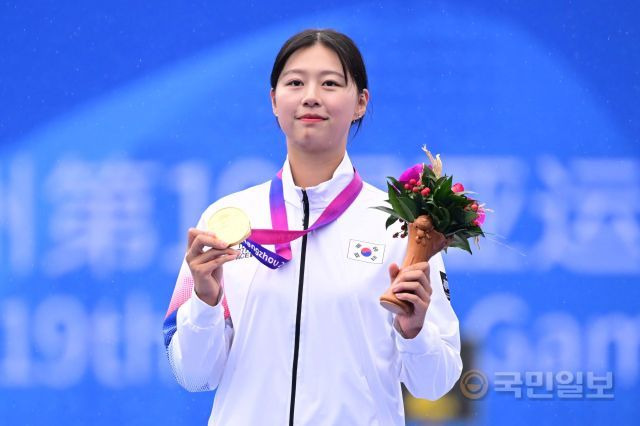 한국 양궁 국가대표 임시현이 7일 중국 항저우 푸양 인후 스포츠센터에서 열린 2022 항저우 아시안게임 양궁 리커브 여자 개인 결승전에서 우승을 차지한 뒤 메달 수여식에서 금메달을 든 채 웃고 있다, 항저우=이한형 기자