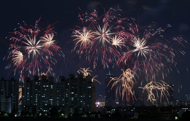 7일 오후 서울 여의도 한강공원 일대에서 열린 '2023 서울세계불꽃축제'에서 중국팀의 화려한 불꽃들이 밤하늘을 수놓고 있다. 올해 축제는 '다채로운 색깔로 내일의 세상을 환하게 비추는 밝은 미래'(Lights of Tomorrow)라는 주제로 열렸다. 뉴시스