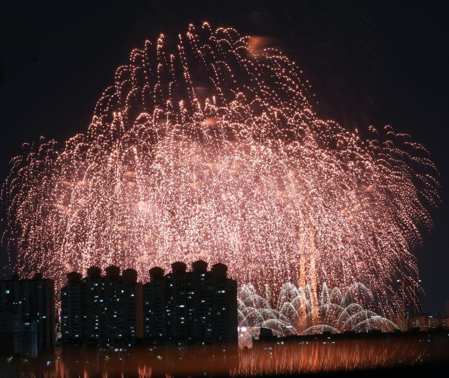 7일 오후 서울 여의도 한강공원 일대에서 열린 '2023 서울세계불꽃축제'에서 한국팀의 화려한 불꽃들이 밤하늘을 수놓고 있다. 올해 축제는 '다채로운 색깔로 내일의 세상을 환하게 비추는 밝은 미래'(Lights of Tomorrow)라는 주제로 열렸다.