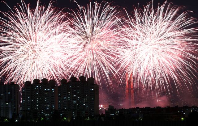 7일 오후 서울 여의도 한강공원 일대에서 열린 '2023 서울세계불꽃축제'에서 중국팀의 화려한 불꽃들이 밤하늘을 수놓고 있다. 올해 축제는 '다채로운 색깔로 내일의 세상을 환하게 비추는 밝은 미래'(Lights of Tomorrow)라는 주제로 열렸다. 뉴시스