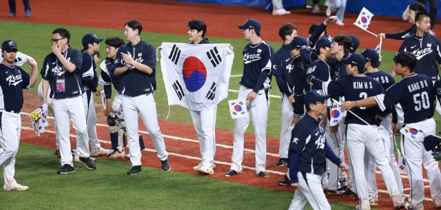 한국 야구 대표팀이 7일 중국 저장성 항저우 인근 사오싱 야구·소프트볼 스포츠센터 제1구장에서 열린 항저우아시안게임 대만과의 결승전에서 승리한 뒤 기뻐하고 있다. 연합뉴스