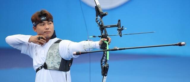 양궁 리커브 남자 개인전 동메달 결정전서 이우석이 활시위를 당기고 있다.연합뉴스