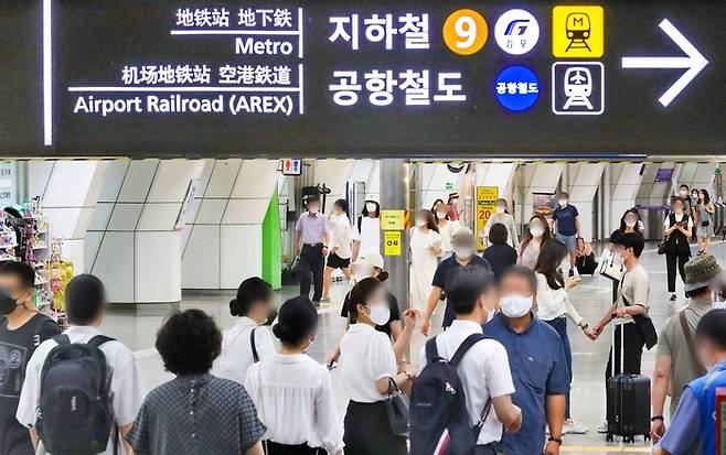 서울 강서구 김포공항역 9호선-공항철도 환승구간에서 시민들이 열차를 타기 위해 개찰구를 통과하고 있다. [매경DB]