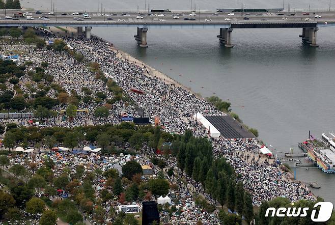 7일 오후 서울 여의도 한강공원에서 열린 '2023 서울세계불꽃축제' 행사장이 관람객들로 붐비고 있다. /사진=뉴스1