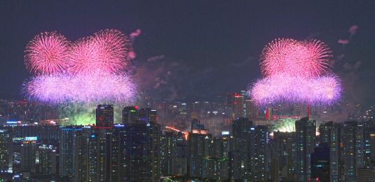 2023 서울세계불꽃축제가 열린 8일 밤 서울 여의도 일대에서 화려한 불꽃이 밤하늘을 수놓고 있다. 백동현 기자