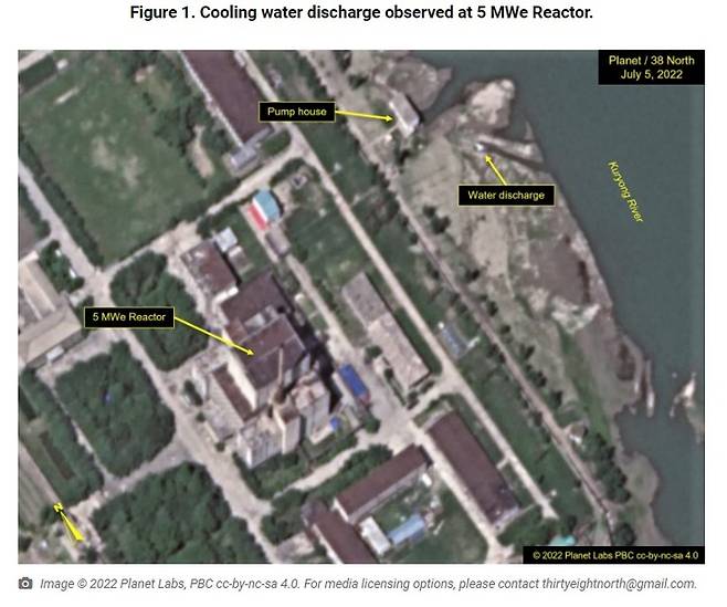 [서울=뉴시스] 북한이 최근 영변의 원자로 가동을 중단한 것은 사용후 핵연료봉에서 플루토늄을 추출하기 위한 움직임으로 평가된다. 사진은 지난해 7월 촬영한 북한 영변 핵단지의 원자로 위성사진.  2023.10.7. (사진=38노스 누리집 갈무리) *재판매 및 DB 금지