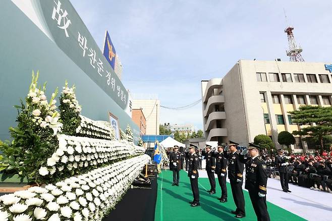 [부천=뉴시스] 양효원 기자 = 경기 부천시 원미산 정상 팔각정 화재 조사에 나섰다가 추락, 순직한 고(故) 박찬준 경위 영결식이 7일 경기남부청장장으로 거행됐다. 박 경위는 국립서울현충원에 안장될 예정이다. (사진=경기남부경찰청 제공) 2023.10.7. hyo@newsis.com *재판매 및 DB 금지