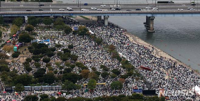 [서울=뉴시스] 김명년 기자 = 7일 오후 서울 영등포구 여의도한강공원 일대가 '한화와 함께하는 서울세계불꽃축제'를 찾은 관람객들로 붐비고 있다. 2023.10.07. kmn@newsis.com