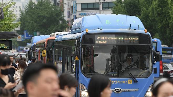 서울 시내버스 운행 모습. 박종민 기자