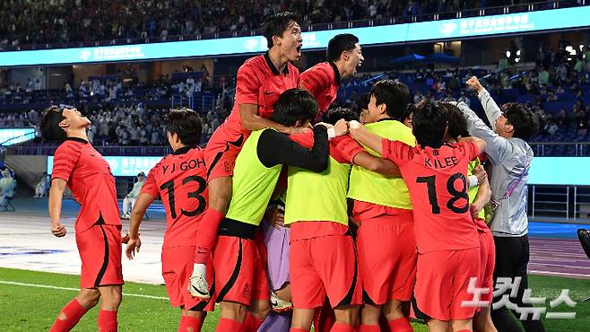 7일 중국 항저우 황룽 스포츠센터 스타디움에서 열린 2022 항저우 아시안게임 남자축구 대한민국과 일본의 결승전에서 역전골을 성공시킨 대한민국 선수들이 기뻐하고 있다. 항저우(중국)=황진환 기자