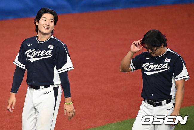 [OSEN=항저우(중국), 김성락 기자] 30일 오후 중국 항저우 샤오싱 야구체육문화센터에서 '제19회 항저우아시안게임' 야구대표팀이 훈련을 가졌다. 한국 대표팀 곽빈, 고우석이 이야기를 나누고 있다. 2023.09.30 / ksl0919@osen.co.kr