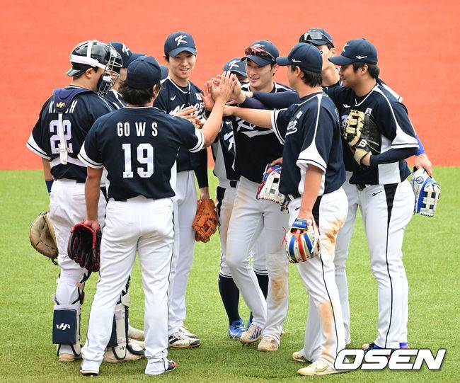 [OSEN=항저우(중국), 최규한 기자]경기를 마치고 승리한 한국 선수들이 기뻐하고 있다. 2023.10.06 / dreamer@osen.co.kr