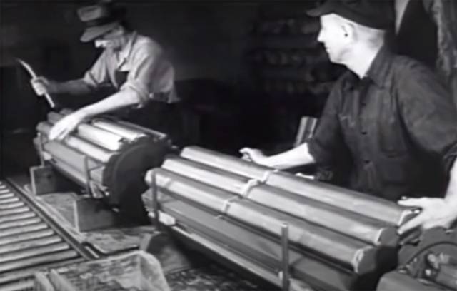 ▲ 미 군수노동자들이 네이팜탄 38개를 묶어 집속탄으로 마무리하는 모습. 네이팜탄은 1945년 일본 주요 도시들의 주거지역들을 초토화시켰다.