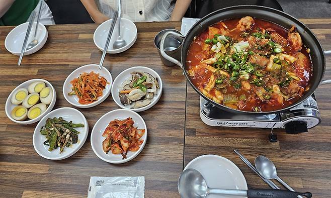 행운식당 닭조림 한상 차림.
