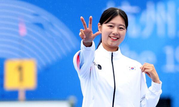 7일 중국 항저우 푸양 인후 스포츠센터에서 열린 2022 항저우 아시안게임 양궁 리커브 여자 개인 결승전에서 금메달을 차지한 임시현이 시상대에 올라 포즈를 취하고 있다. 항저우=연합뉴스