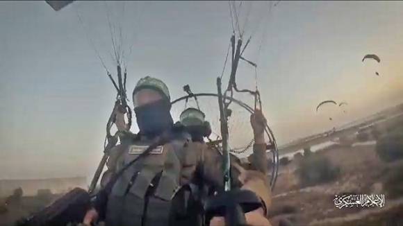 유대 명절 직후 안식일인 7일(현지시간) 팔레스타인 무장 정파 하마스가 이스라엘을 기습 공격한 가운데, 하마스 산하 무장단체 ‘알-카삼’ 여단 낙하산 부대가 국경 철책을 넘고 있다. 2023.10.07 알-카삼