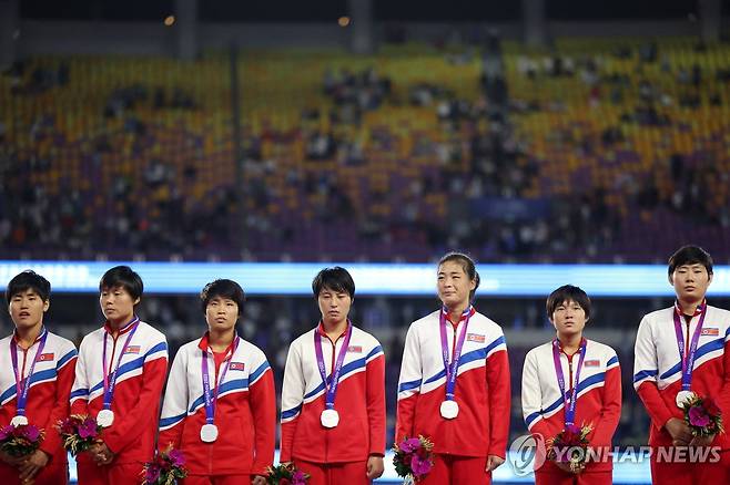 아시안게임 여자 축구 은메달 목에 건 북한 선수들 [로이터=연합뉴스]