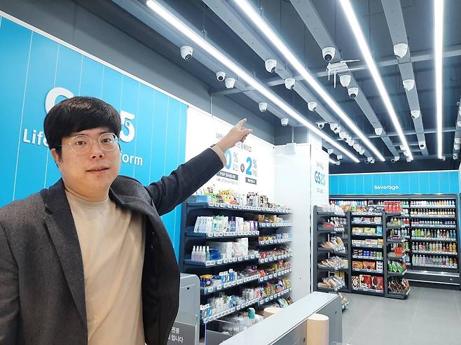 편의점 천장의 AI카메라 60대를 가리키는 함명원 파인더스에이아이 대표 [촬영 성혜미]