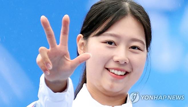 양궁 3관왕의 미소 (항저우=연합뉴스) 김인철 기자 = 7일 중국 항저우 푸양 인후 스포츠센터에서 열린 2022 항저우 아시안게임 양궁 리커브 여자 개인 결승전에서 금메달을 차지한 임시현이 시상대에 올라 포즈를 취하고 있다. 2023.10.7 yatoya@yna.co.kr